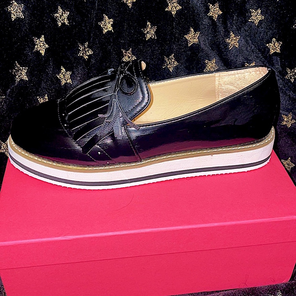Black loafer shoes with platform.